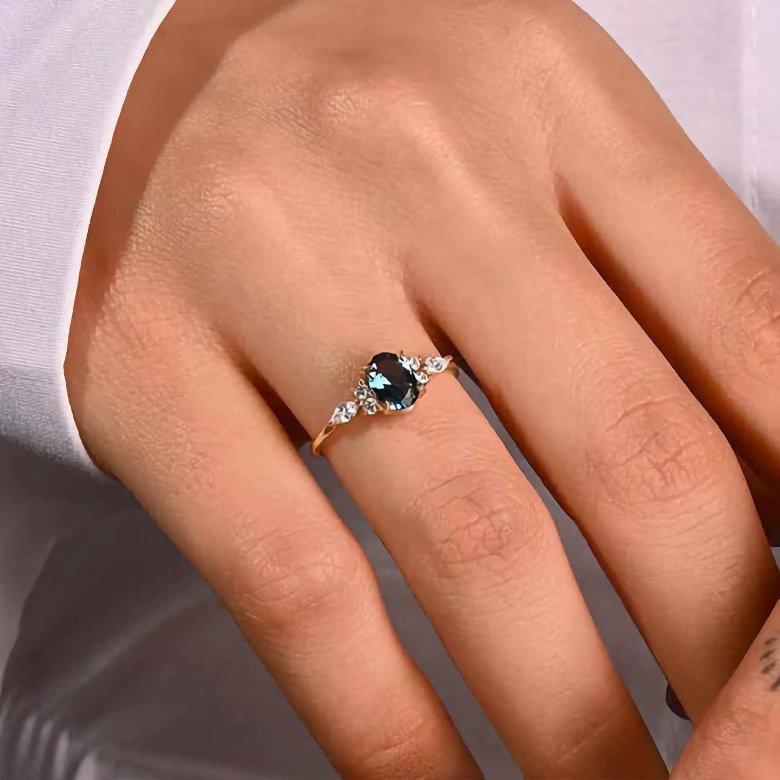 Swarish-Jewels-Oval-Sapphire-Engagement-Silver-Ring-_-Vintage-Solitaire-Ring-_-Art-Deco-Blue-Gemstone-Anniversary-Ring-_-Minimalist-Ring-edited (2)
